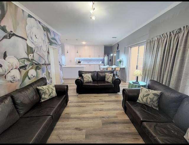 4 BEDROOM HOUSE FOR SALE IN TAFELZICHT